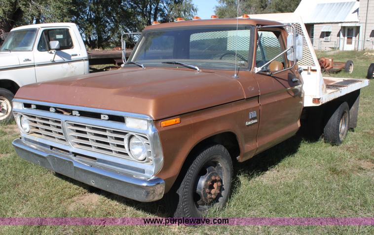 image for item H8754 1973 Ford F350 Custom flatbed pickup truck