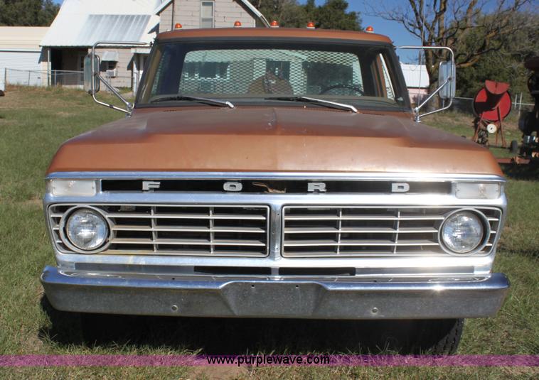 image for item H8754 1973 Ford F350 Custom flatbed pickup truck