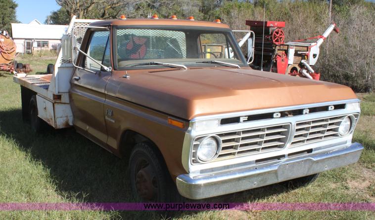 image for item H8754 1973 Ford F350 Custom flatbed pickup truck