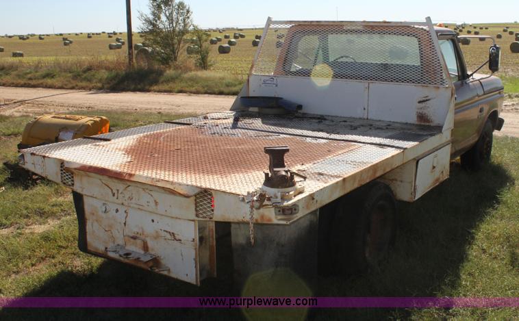 image for item H8754 1973 Ford F350 Custom flatbed pickup truck