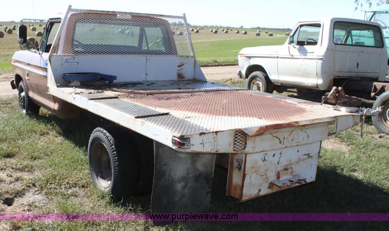 image for item H8754 1973 Ford F350 Custom flatbed pickup truck