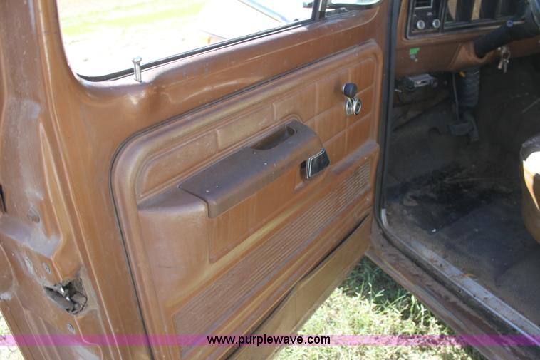 image for item H8754 1973 Ford F350 Custom flatbed pickup truck