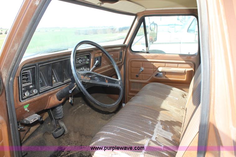 image for item H8754 1973 Ford F350 Custom flatbed pickup truck