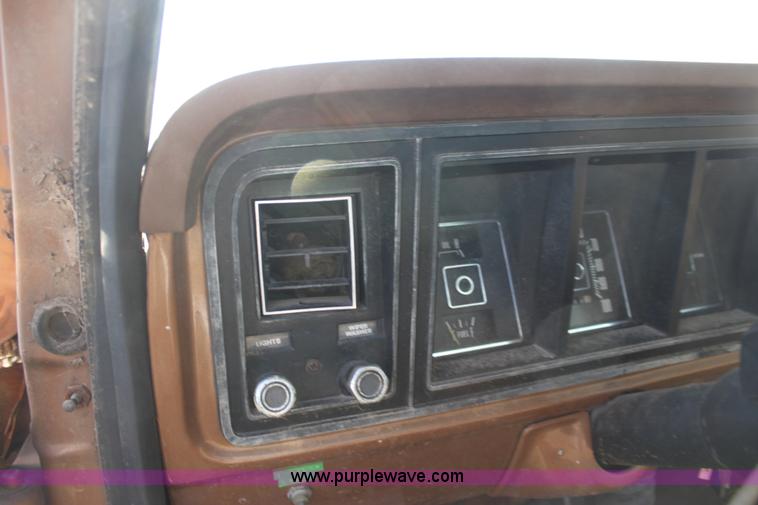 image for item H8754 1973 Ford F350 Custom flatbed pickup truck