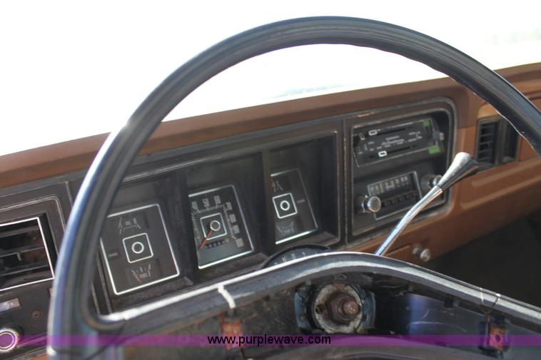 image for item H8754 1973 Ford F350 Custom flatbed pickup truck