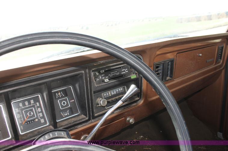 image for item H8754 1973 Ford F350 Custom flatbed pickup truck