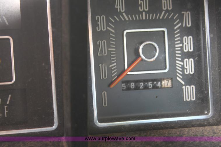 image for item H8754 1973 Ford F350 Custom flatbed pickup truck