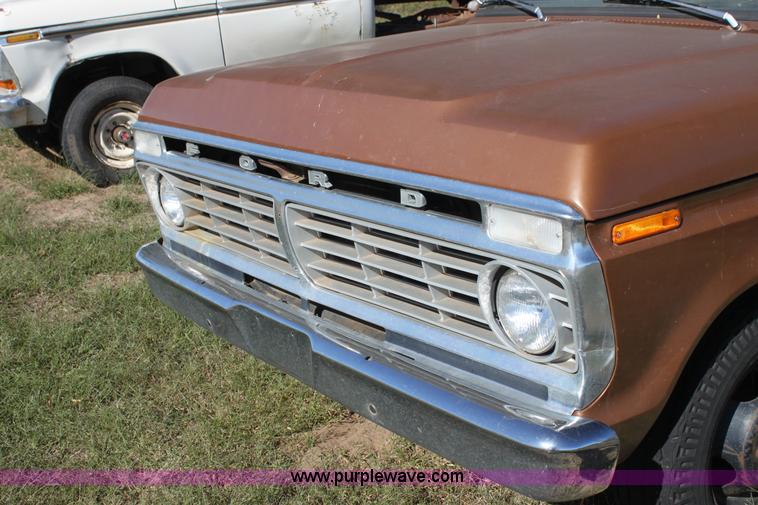 image for item H8754 1973 Ford F350 Custom flatbed pickup truck