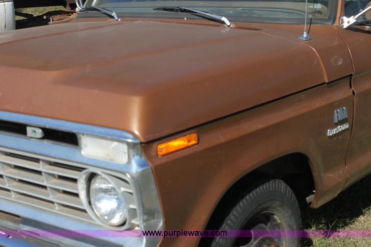 image for item H8754 1973 Ford F350 Custom flatbed pickup truck
