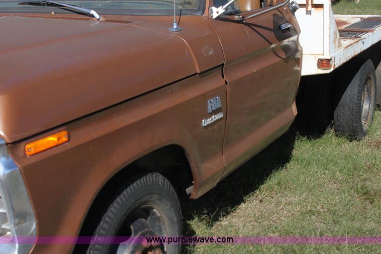 image for item H8754 1973 Ford F350 Custom flatbed pickup truck