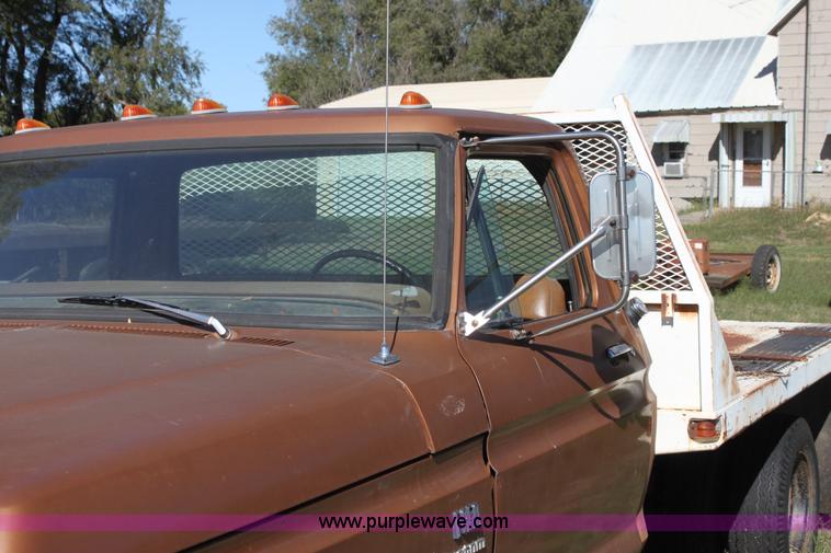 image for item H8754 1973 Ford F350 Custom flatbed pickup truck