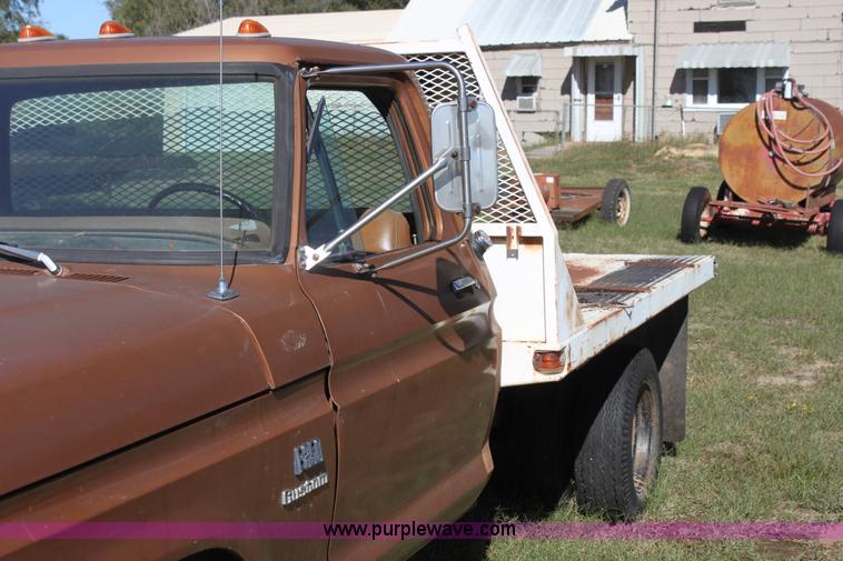 image for item H8754 1973 Ford F350 Custom flatbed pickup truck