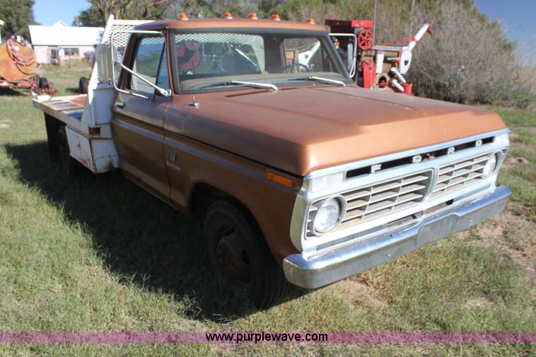 image for item H8754 1973 Ford F350 Custom flatbed pickup truck