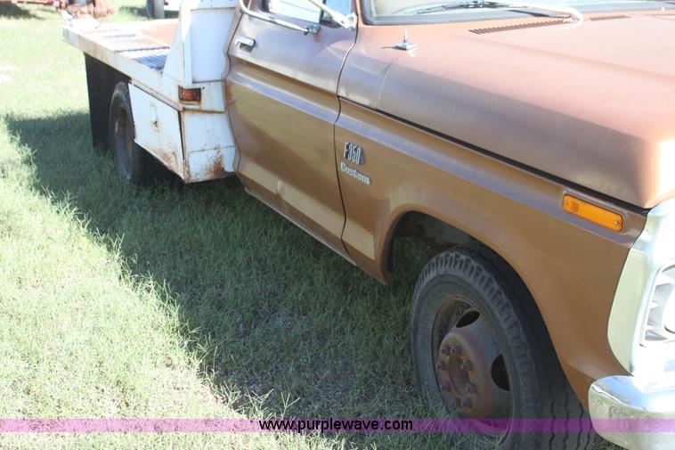 image for item H8754 1973 Ford F350 Custom flatbed pickup truck