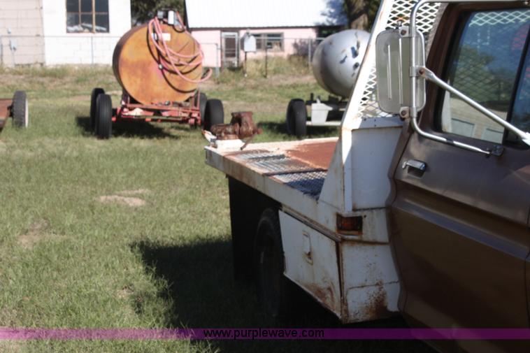 image for item H8754 1973 Ford F350 Custom flatbed pickup truck