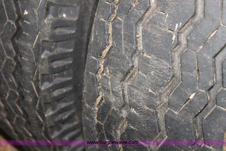 image for item H8754 1973 Ford F350 Custom flatbed pickup truck