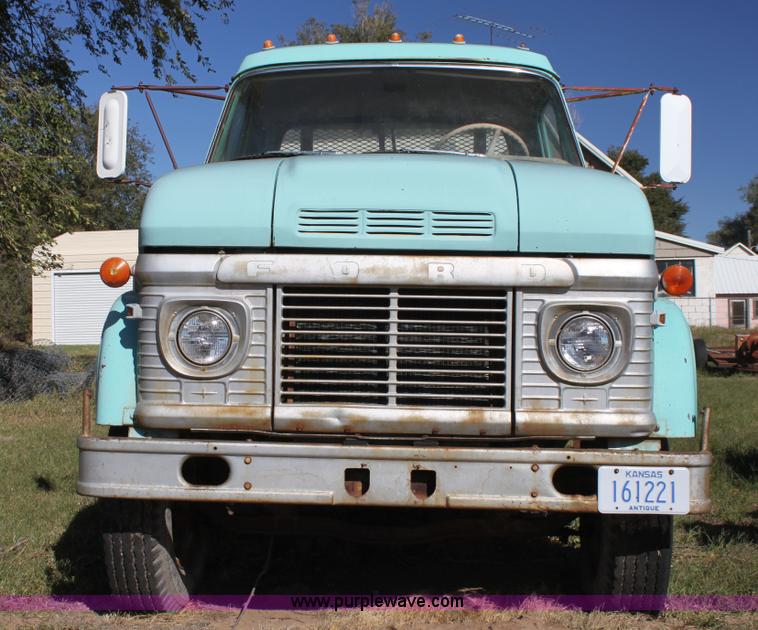 image for item H8756 1969 Ford 600 Custom flatbed pickup truck