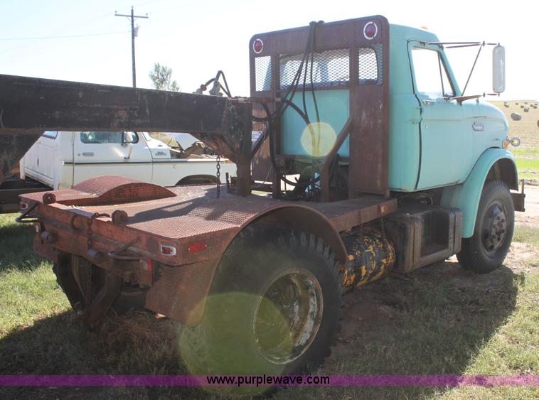 image for item H8756 1969 Ford 600 Custom flatbed pickup truck
