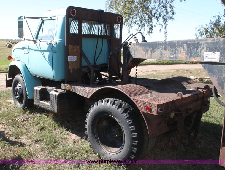 image for item H8756 1969 Ford 600 Custom flatbed pickup truck