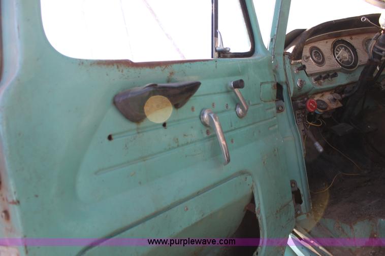 image for item H8756 1969 Ford 600 Custom flatbed pickup truck