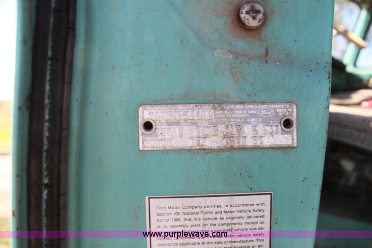 image for item H8756 1969 Ford 600 Custom flatbed pickup truck