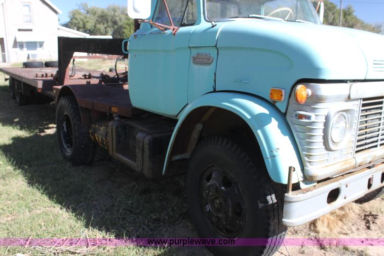 image for item H8756 1969 Ford 600 Custom flatbed pickup truck