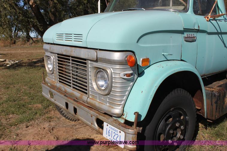 image for item H8756 1969 Ford 600 Custom flatbed pickup truck