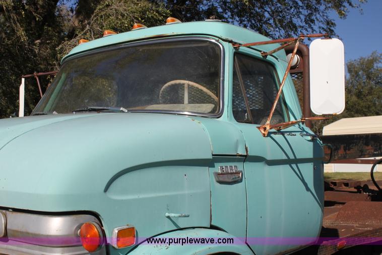 image for item H8756 1969 Ford 600 Custom flatbed pickup truck