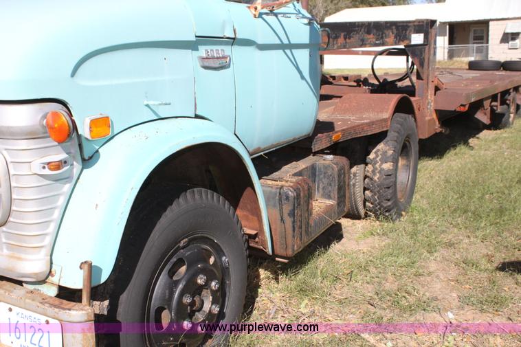 image for item H8756 1969 Ford 600 Custom flatbed pickup truck