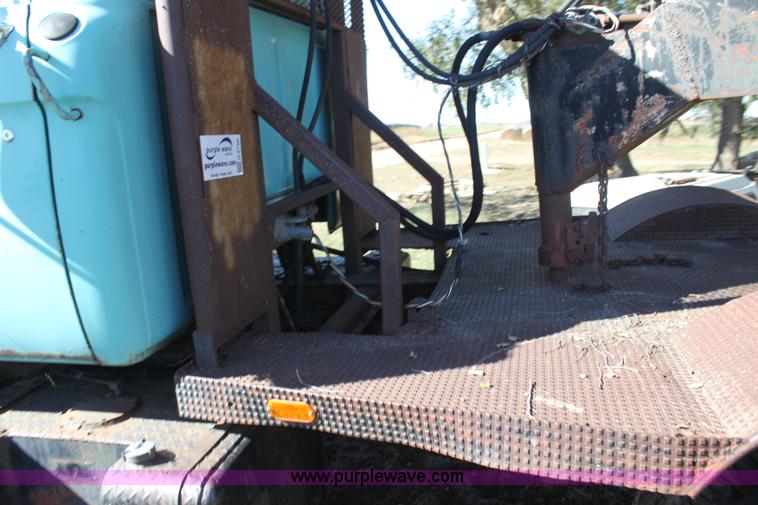 image for item H8756 1969 Ford 600 Custom flatbed pickup truck