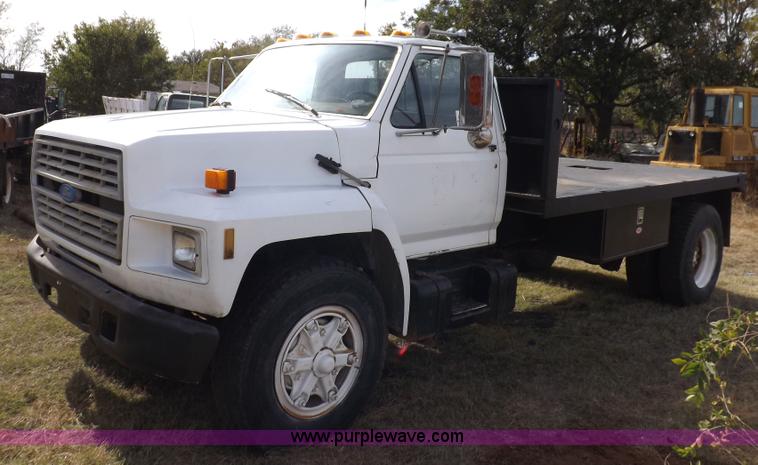 image for item H9004 1988 Ford F800 flatbed truck