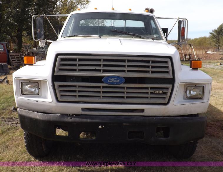 image for item H9004 1988 Ford F800 flatbed truck