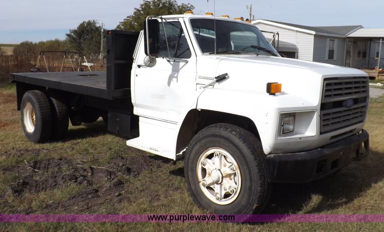 image for item H9004 1988 Ford F800 flatbed truck