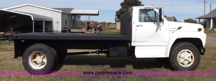 image for item H9004 1988 Ford F800 flatbed truck
