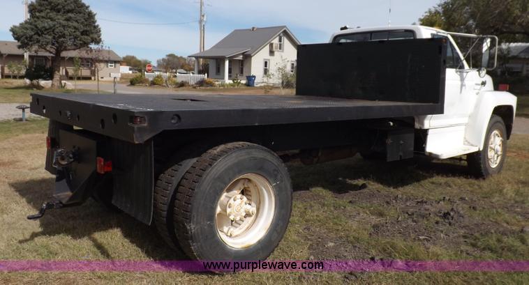 image for item H9004 1988 Ford F800 flatbed truck