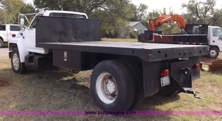 image for item H9004 1988 Ford F800 flatbed truck