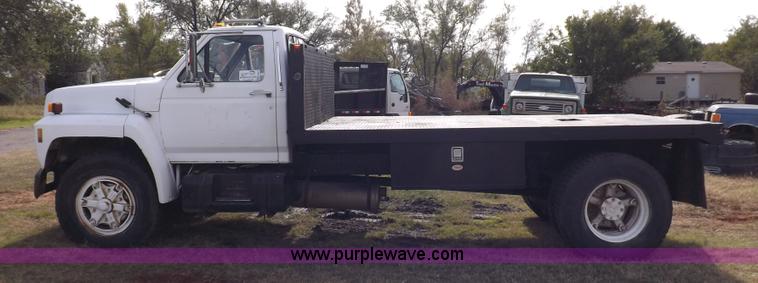 image for item H9004 1988 Ford F800 flatbed truck