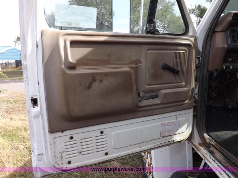 image for item H9004 1988 Ford F800 flatbed truck