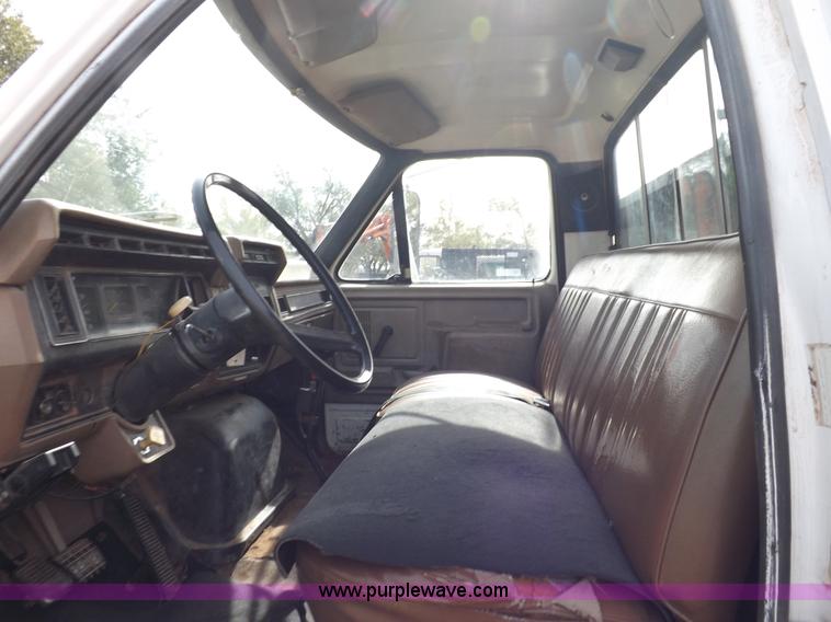 image for item H9004 1988 Ford F800 flatbed truck