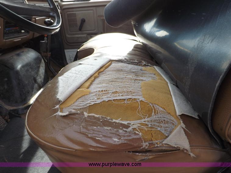 image for item H9004 1988 Ford F800 flatbed truck