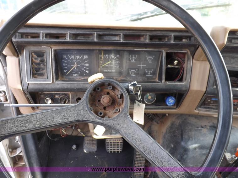 image for item H9004 1988 Ford F800 flatbed truck