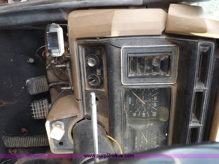 image for item H9004 1988 Ford F800 flatbed truck