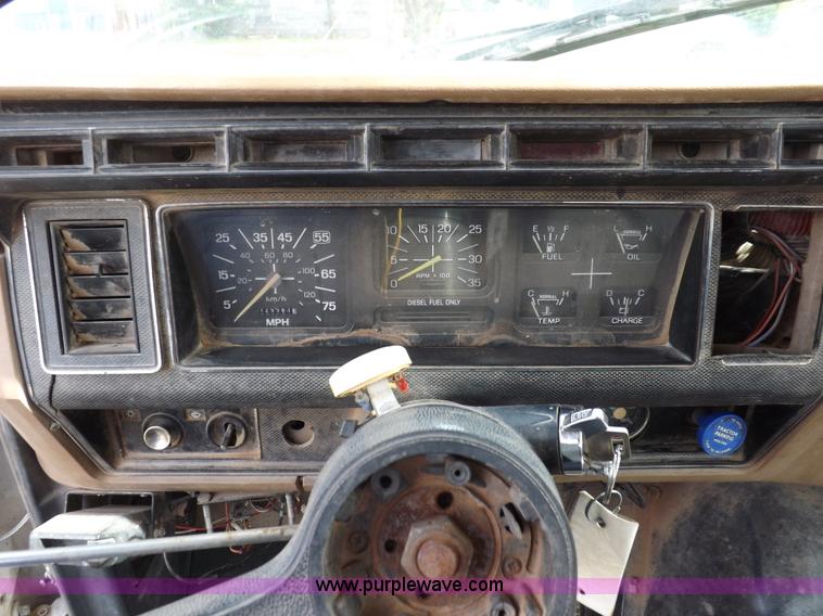 image for item H9004 1988 Ford F800 flatbed truck