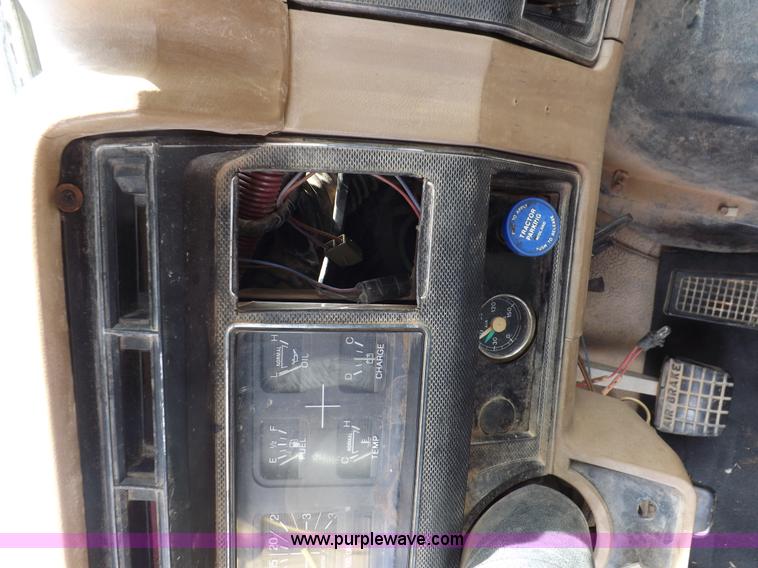 image for item H9004 1988 Ford F800 flatbed truck