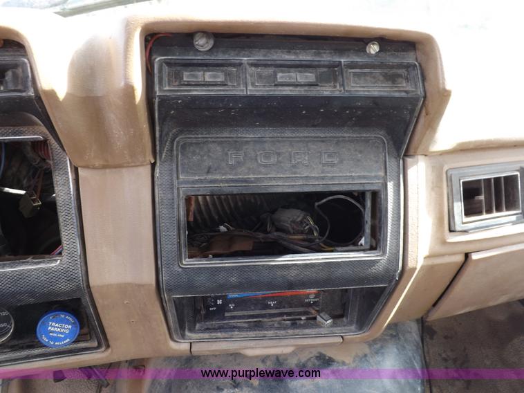 image for item H9004 1988 Ford F800 flatbed truck