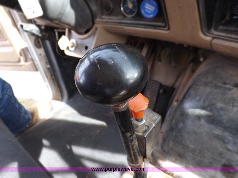 image for item H9004 1988 Ford F800 flatbed truck