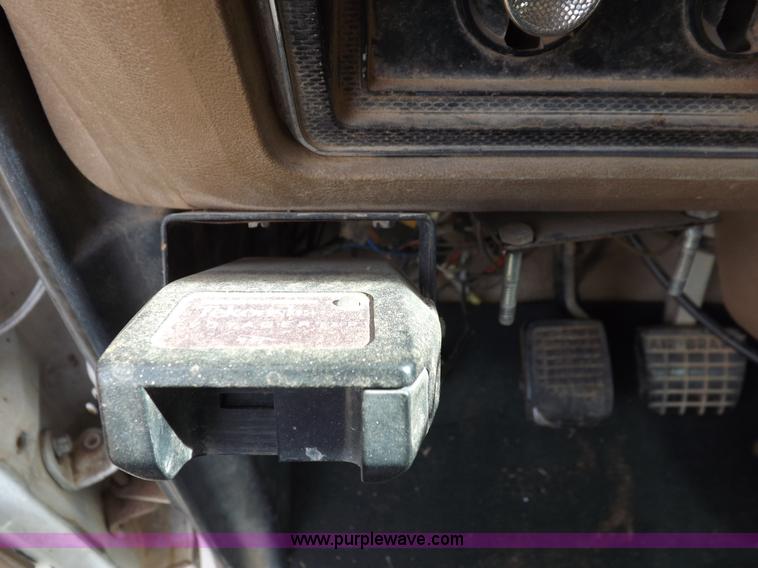 image for item H9004 1988 Ford F800 flatbed truck