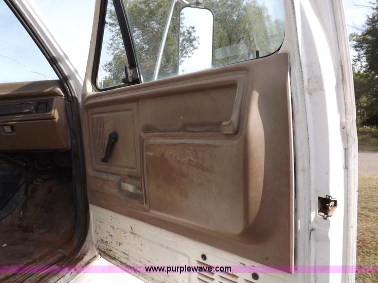 image for item H9004 1988 Ford F800 flatbed truck