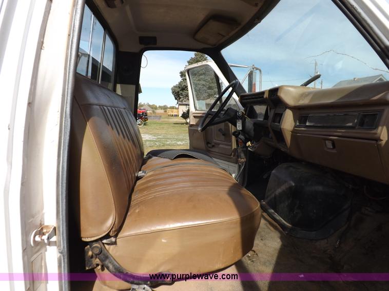 image for item H9004 1988 Ford F800 flatbed truck