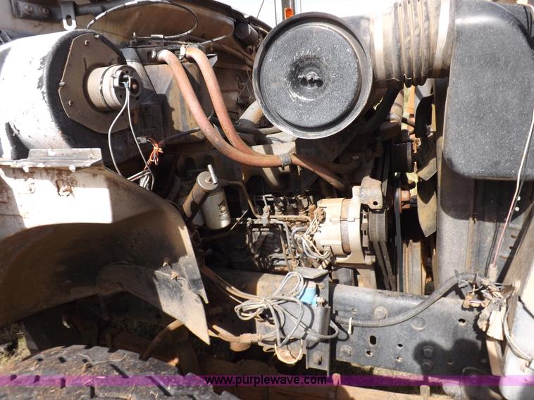 image for item H9004 1988 Ford F800 flatbed truck